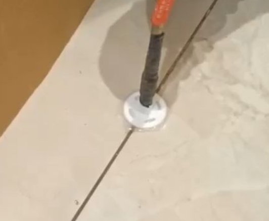 平谷瓷砖空鼓维修公司专业解答瓷砖在铺贴过程中，如果没有涂抹均匀到位的粘结材料（如水泥砂浆或瓷砖胶），可能会导致以下问题